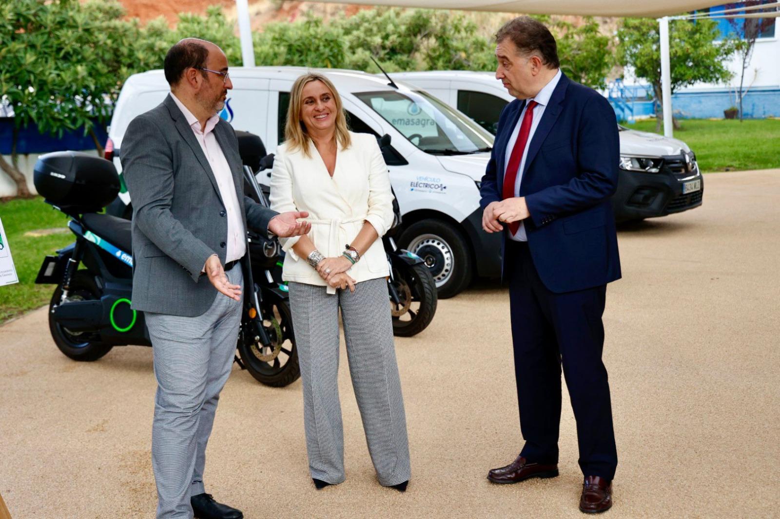 &copy;Ayto.Granada: La alcaldesa subraya la apuesta de Emasagra por la movilidad sostenible al renovar toda su flota de veh�culos que son ya el�ctricos  